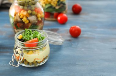 Ahşap masa üzerinde mason kavanoza lezzetli sebze salatası