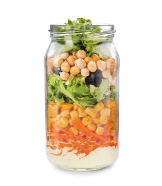 Beyaz arka plan üzerinde mason kavanoza lezzetli sebze salatası