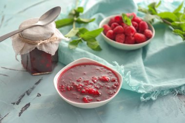 Masada lezzetli frambuaz reçeli ile kase