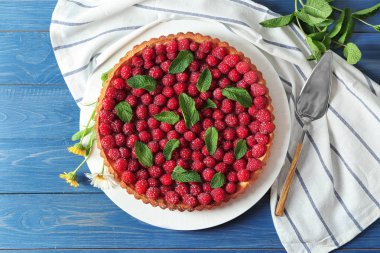 Renk ahşap arka plan üzerinde taze ahududu ile lezzetli pasta