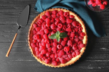 Koyu ahşap zemin üzerine taze ahududu ile lezzetli pasta