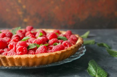 Gri tablo taze ahududu ile lezzetli pasta