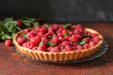 Renk dokulu tablo taze ahududu ile lezzetli pasta