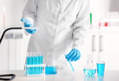 Laboratuvar test tüp içine renk sıvı damlayan bilim adamı
