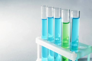 Test tüpleri ile ışık arka plan üzerinde renkli sıvı
