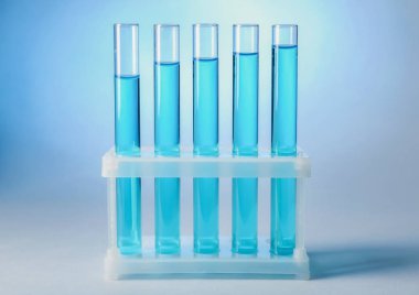 Renk arka plan üzerinde test tüpleri ile sahibi