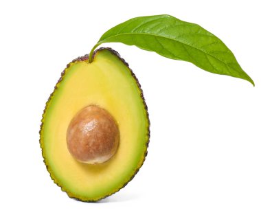 Beyaz arka plan üzerinde olgunlaşmış taze avokado yarısını