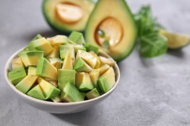 Gri masada kesme avokado ile kase