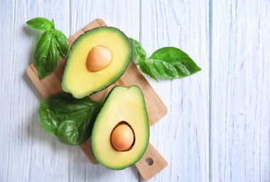 Ahşap tahta masada taze doğranmış avokado ile