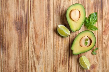 Ahşap masa üzerinde taze doğranmış avokado ile kompozisyon
