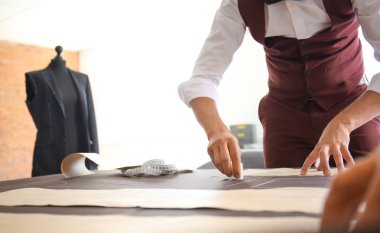 Genç terzi atölyesi dikiş desenleri ile çalışma