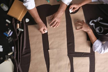 Olgun terzi ve asistanı atelier dikiş desenleri ile çalışma