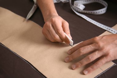 Genç terzi atölyesi, closeup dikiş desenleri ile çalışma