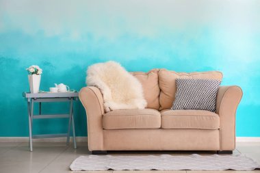 Tablo renkli duvar odadaki yakınındaki ile rahat kanepe