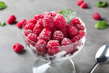 Masada lezzetli frambuazlı tatlı