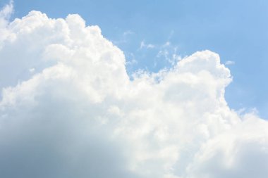 Kabarık bulutlar ile güzel mavi gökyüzünün görünümü