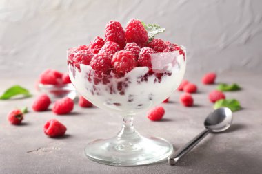 Masada lezzetli frambuazlı tatlı