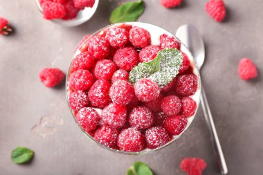 Masada lezzetli frambuazlı tatlı