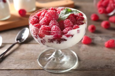 Ahşap masa lezzetli frambuazlı tatlı