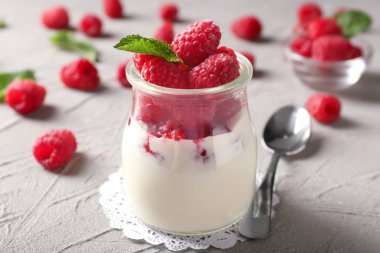 Cam kavanoz masada lezzetli frambuazlı tatlı ile