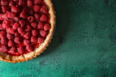 Masada lezzetli ev yapımı frambuazlı pasta