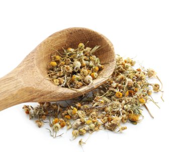 Beyaz arka planda kurumuş papatya çiçekli kaşık.