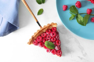 Masada lezzetli ev yapımı frambuazlı pasta parçası ile kürek