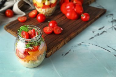 Masada mason kavanoza lezzetli sebze salatası