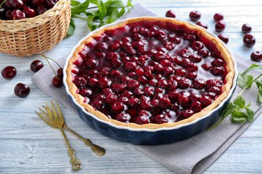 Beyaz ahşap masa üzerinde lezzetli ev yapımı vişneli tart