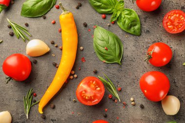 Olgun kiraz domates, biber ve gri arka plan üzerinde otlar ile kompozisyon