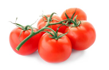 Beyaz arka planda olgun kiraz domatesleri