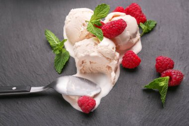 Lezzetli ahududu Ice cream kayrak plaka üzerinde