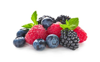 Beyaz arka planda lezzetli olgun meyveler