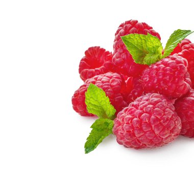 Beyaz arka planda taze ahududu