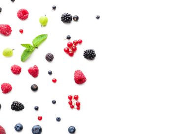 Lezzetli olgun çilek beyaz arka planda, üstten görünüm