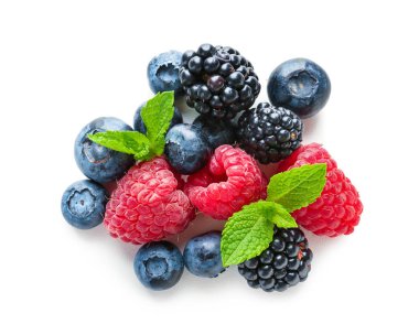 Beyaz arka planda lezzetli olgun meyveler