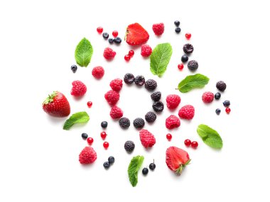 Lezzetli olgun çilek beyaz arka planda, üstten görünüm