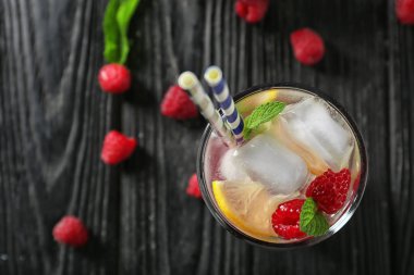 Ahşap masa, üstten görünüm üzerinde taze ahududu Mojito cam