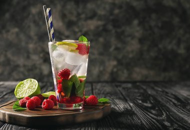 Ahşap masa üzerinde taze ahududu Mojito cam