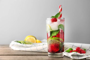 Ahşap masa üzerinde taze ahududu Mojito cam