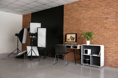 Fotoğraf stüdyosu profesyonel ekipman ile iç