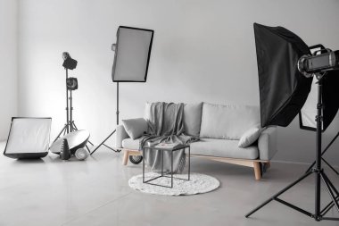 Rahat kanepe ve fotoğraf stüdyosu profesyonel ekipman ile tablo