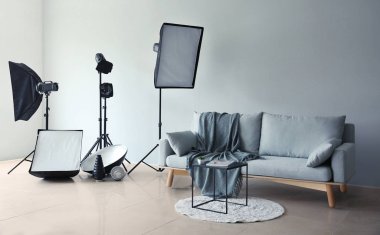 Rahat kanepe ve fotoğraf stüdyosu profesyonel ekipman ile tablo