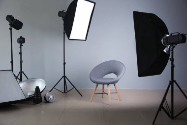 Fotoğraf stüdyosu profesyonel ekipman ile modern sandalye