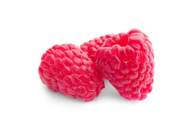 Beyaz arka plan üzerinde tatlı olgun ahududu