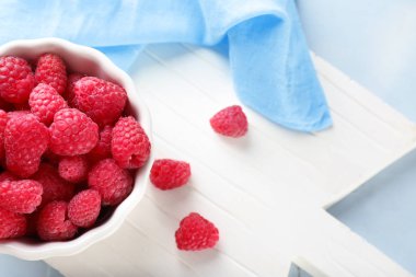 Masada tatlı olgun ahududu ile kase