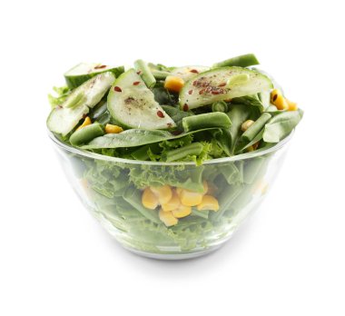 Beyaz arka plan üzerinde taze sebze salatası ile kase