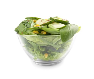 Beyaz arka plan üzerinde taze sebze salatası ile kase