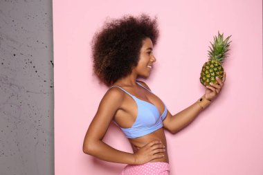 Renkli ananaslı güzel Afro-Amerikalı kadın.