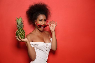 Renkli ananaslı güzel Afro-Amerikalı kadın.